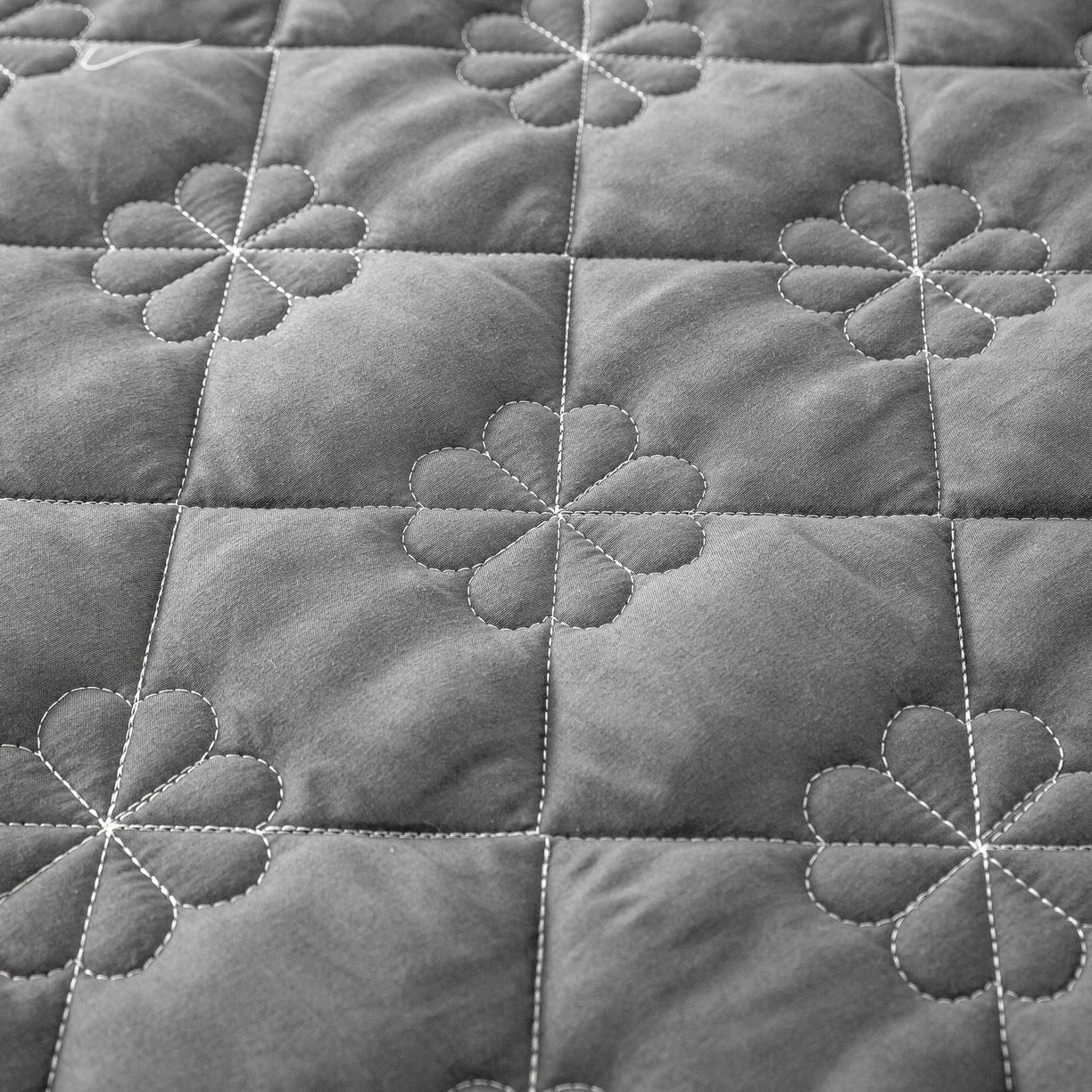 91家纺网 家纺一手货源 找家纺 恬澳家纺 2025新款简约亲肤夹棉床笠-四叶草 四叶草-深灰