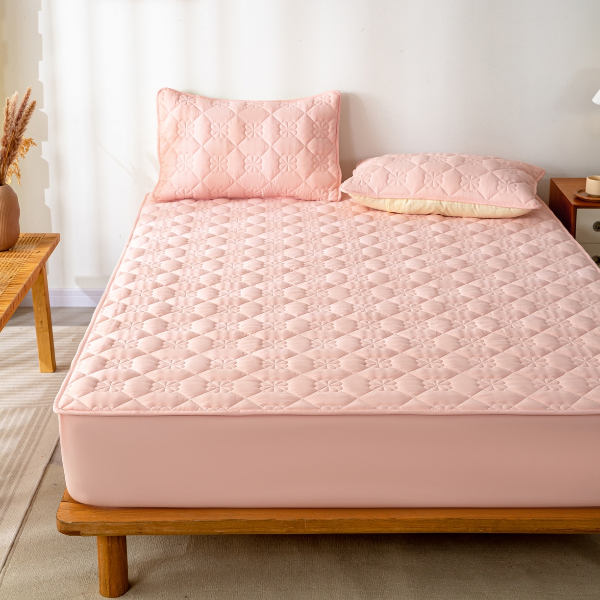 91家纺网 家纺一手货源 找家纺 恬澳家纺 2025新款简约亲肤夹棉床笠-四叶草 四叶草-粉玉