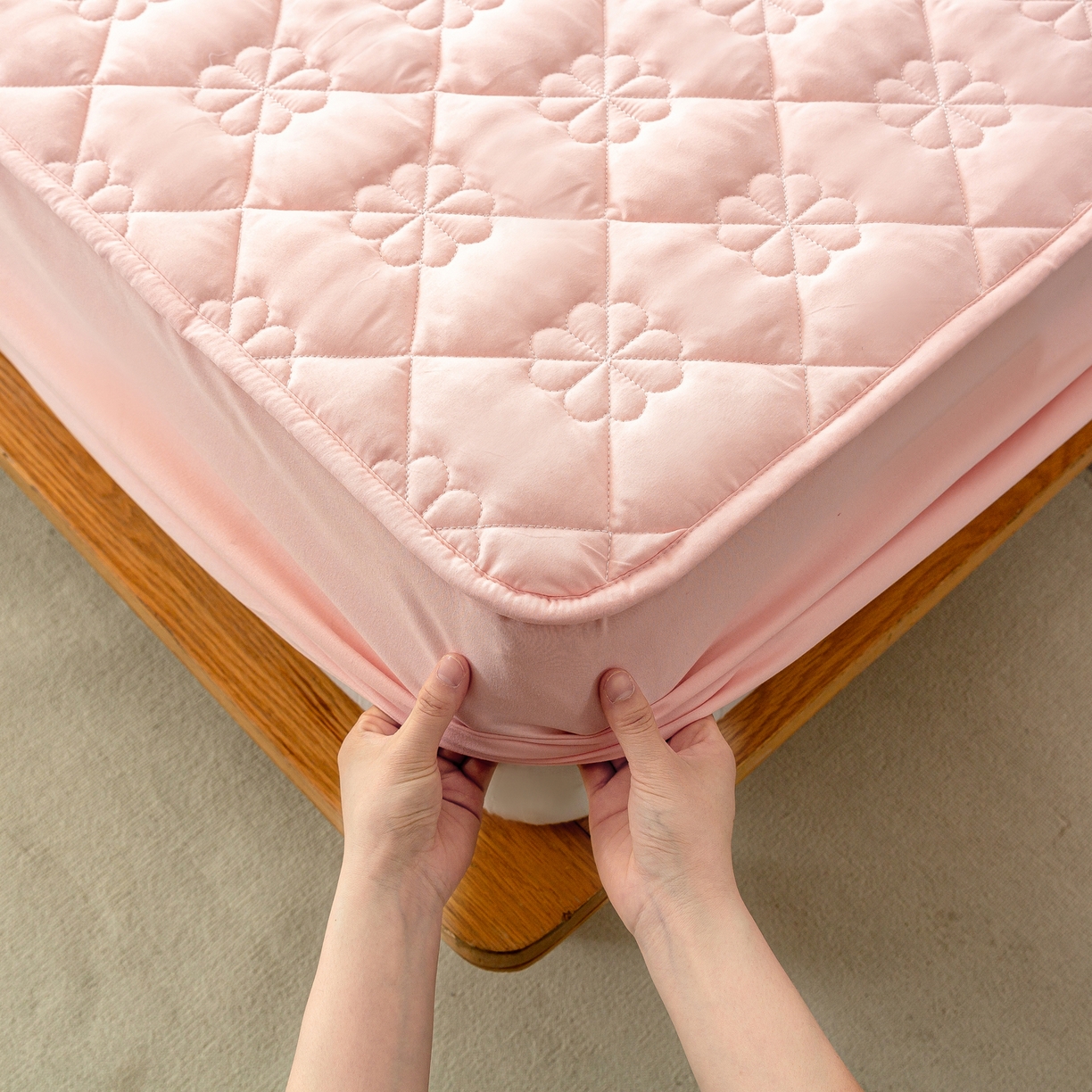 91家纺网 家纺一手货源 找家纺 恬澳家纺 2025新款简约亲肤夹棉床笠-四叶草 四叶草-粉玉