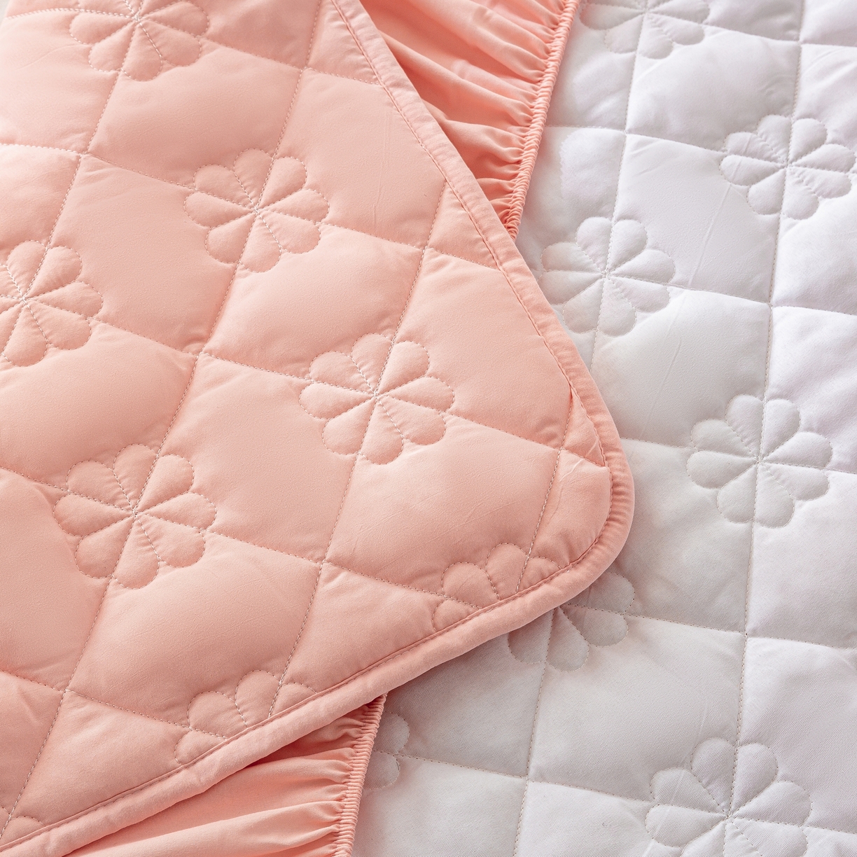 91家纺网 家纺一手货源 找家纺 恬澳家纺 2025新款简约亲肤夹棉床笠-四叶草 四叶草-粉玉