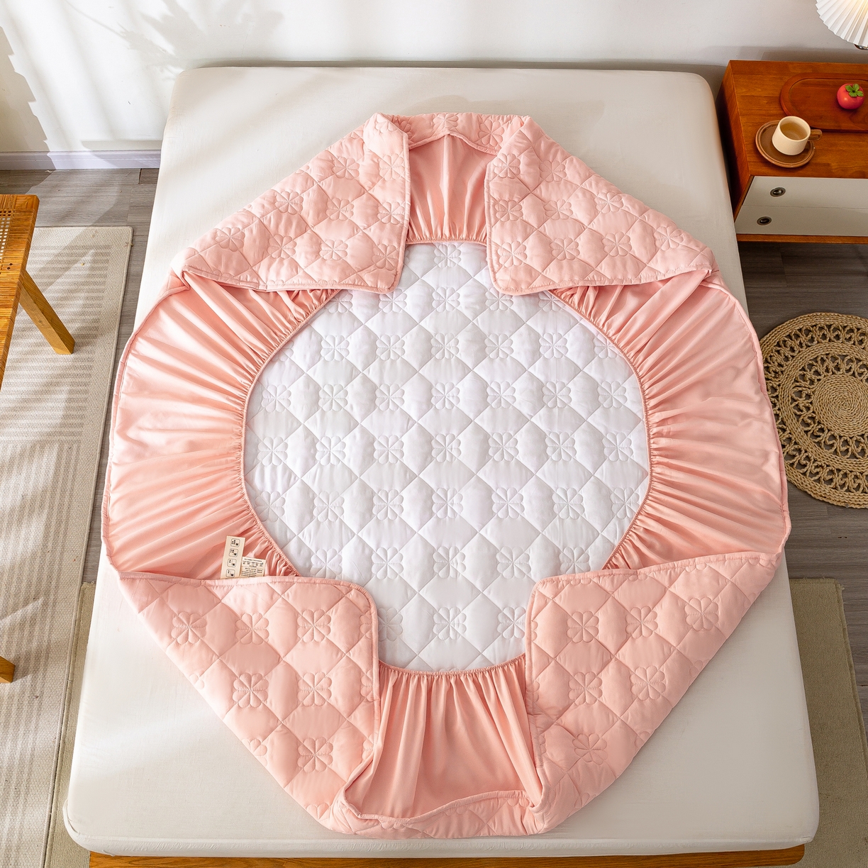 91家纺网 家纺一手货源 找家纺 恬澳家纺 2025新款简约亲肤夹棉床笠-四叶草 四叶草-粉玉