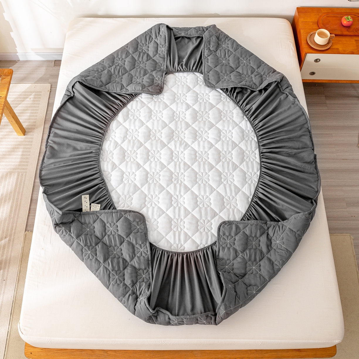 91家纺网 家纺一手货源 找家纺 恬澳家纺 2025新款简约亲肤夹棉床笠-四叶草 四叶草-深灰