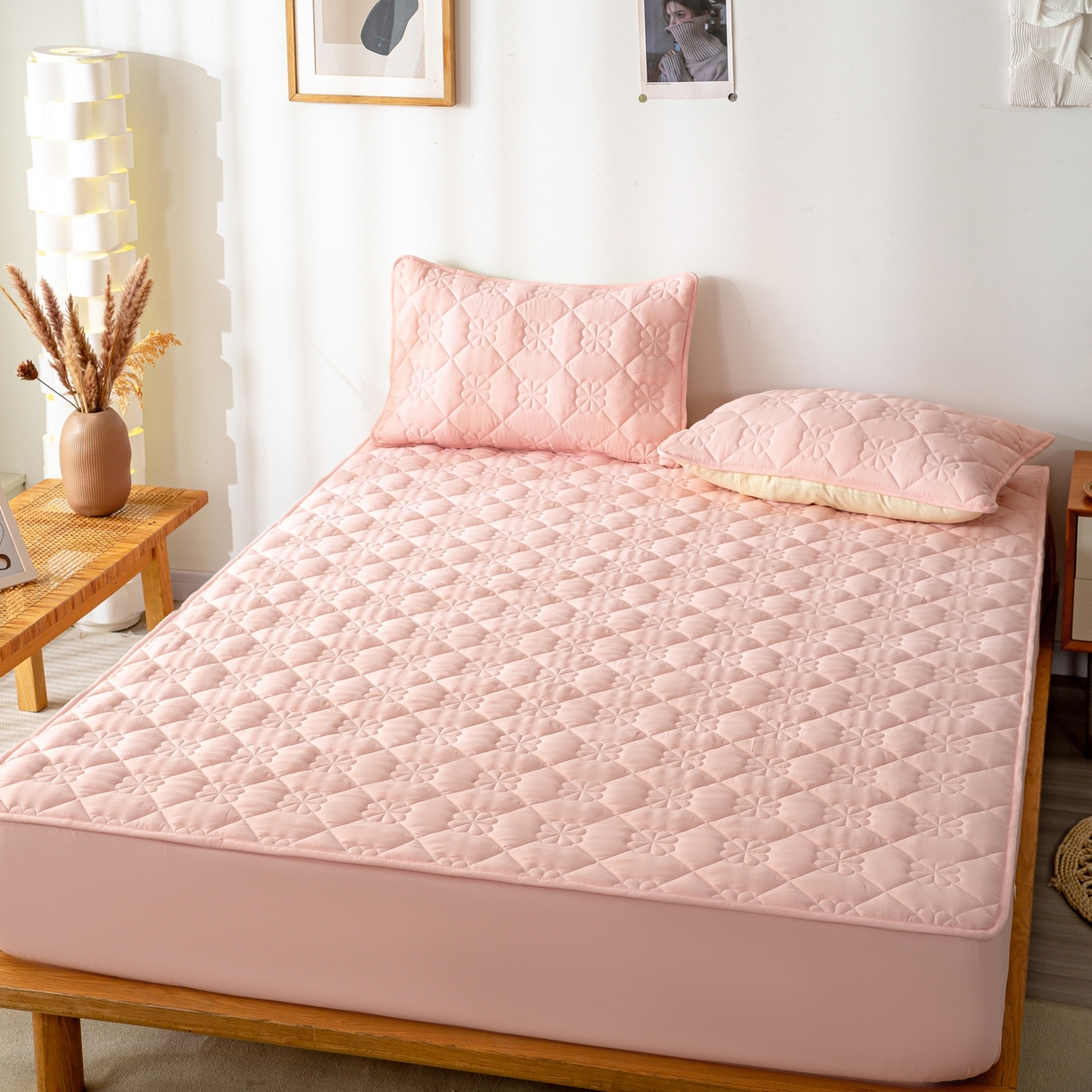 91家纺网 家纺一手货源 找家纺 恬澳家纺 2025新款简约亲肤夹棉床笠-四叶草 四叶草-粉玉