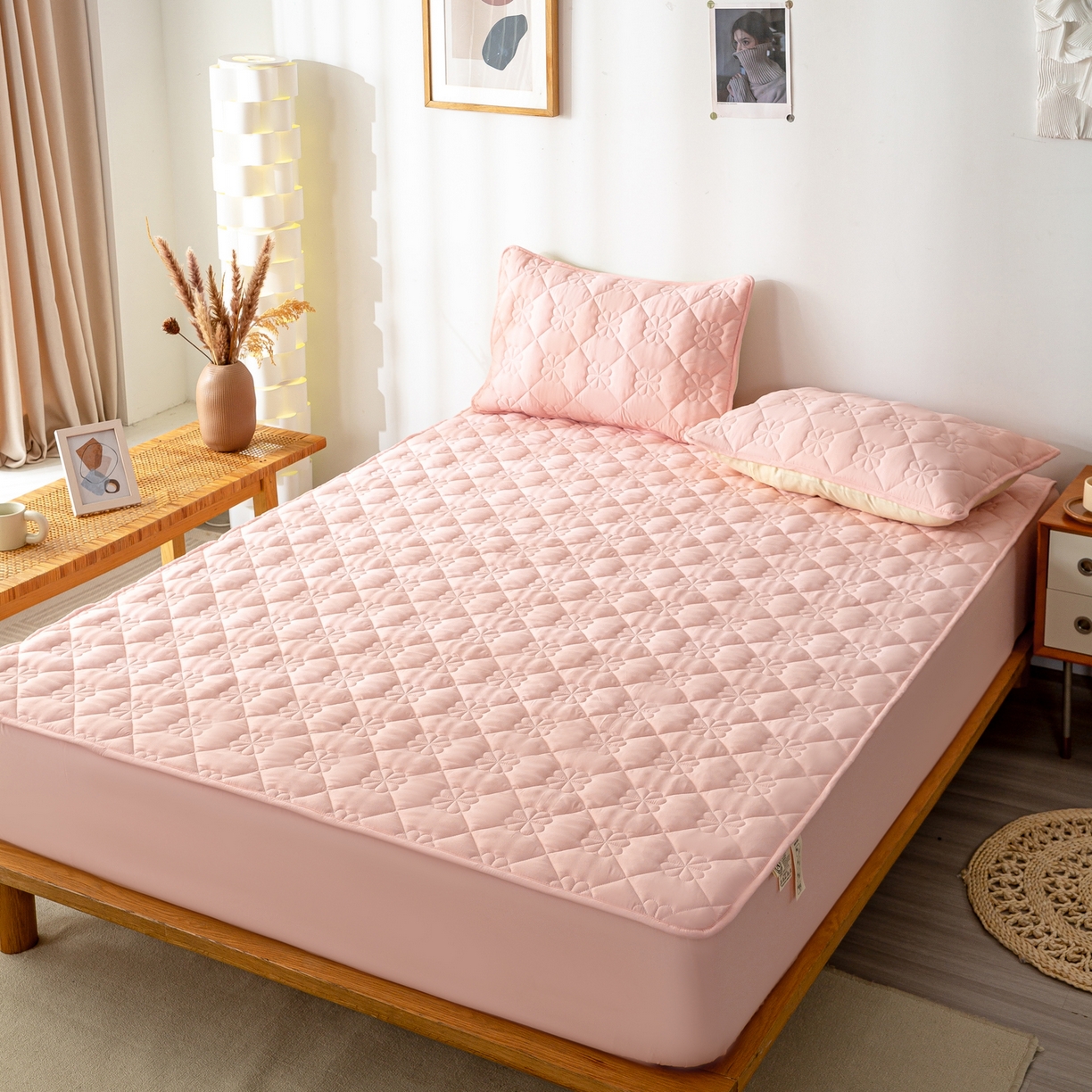 91家纺网 家纺一手货源 找家纺 恬澳家纺 2025新款简约亲肤夹棉床笠-四叶草 四叶草-粉玉