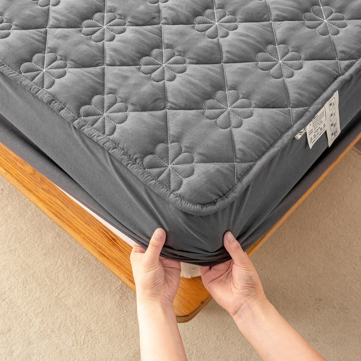 91家纺网 家纺一手货源 找家纺 恬澳家纺 2025新款简约亲肤夹棉床笠-四叶草 四叶草-深灰