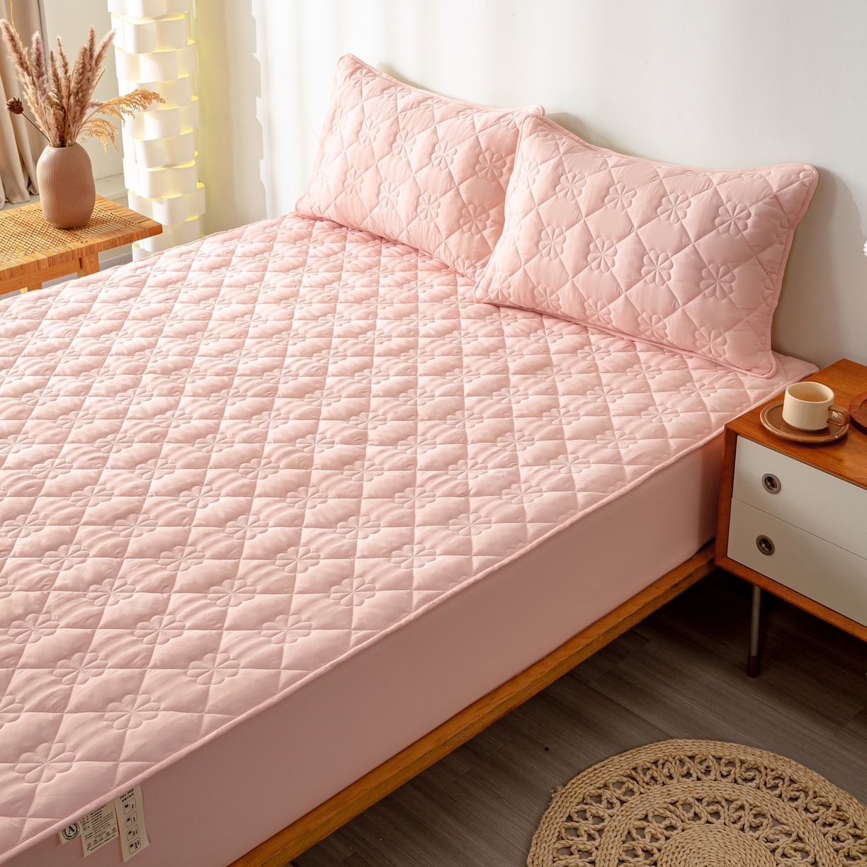 91家纺网 家纺一手货源 找家纺 恬澳家纺 2025新款简约亲肤夹棉床笠-四叶草 四叶草-粉玉