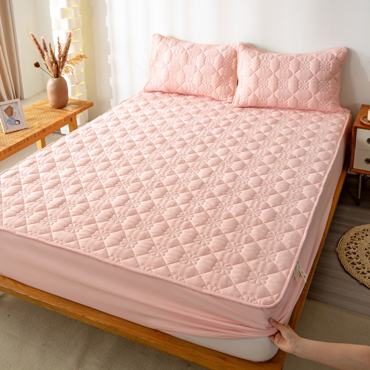 91家纺网 家纺一手货源 找家纺 恬澳家纺 2025新款简约亲肤夹棉床笠-四叶草 四叶草-粉玉