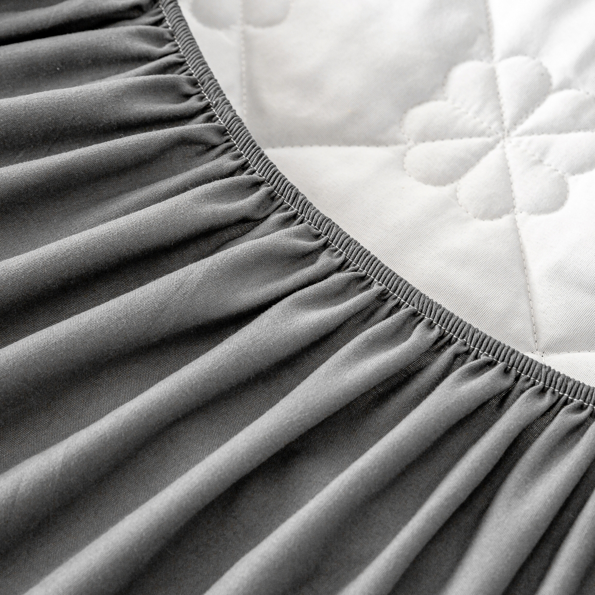 91家纺网 家纺一手货源 找家纺 恬澳家纺 2025新款简约亲肤夹棉床笠-四叶草 四叶草-深灰