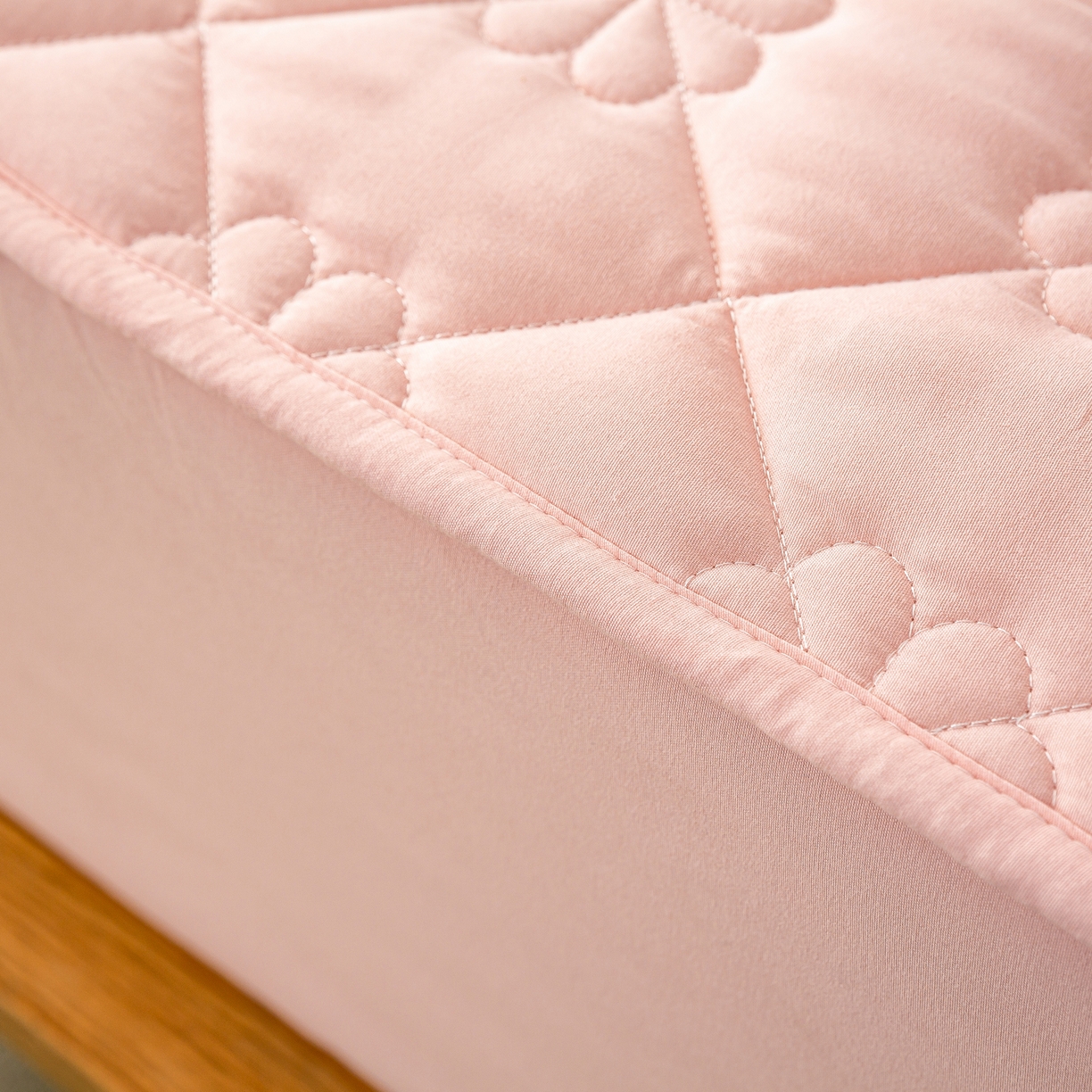 91家纺网 家纺一手货源 找家纺 恬澳家纺 2025新款简约亲肤夹棉床笠-四叶草 四叶草-粉玉