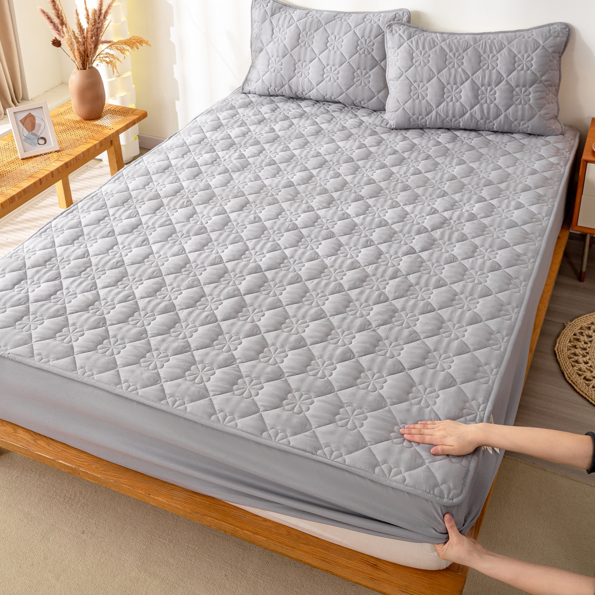 91家纺网 家纺一手货源 找家纺 恬澳家纺 2025新款简约亲肤夹棉床笠-四叶草 四叶草-浅灰