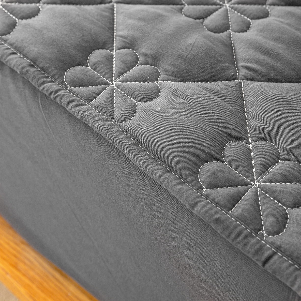 91家纺网 家纺一手货源 找家纺 恬澳家纺 2025新款简约亲肤夹棉床笠-四叶草 四叶草-深灰