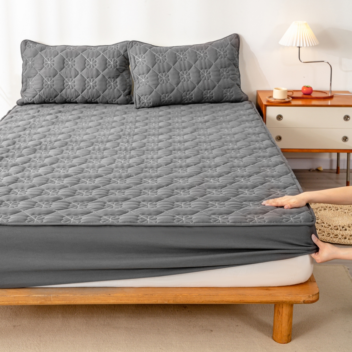 91家纺网 家纺一手货源 找家纺 恬澳家纺 2025新款简约亲肤夹棉床笠-四叶草 四叶草-深灰