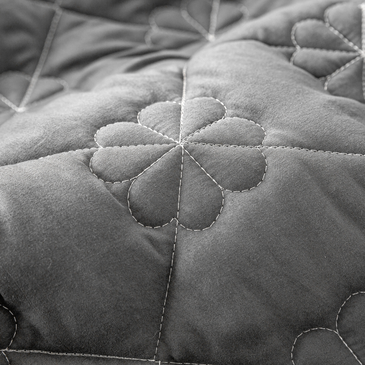 91家纺网 家纺一手货源 找家纺 恬澳家纺 2025新款简约亲肤夹棉床笠-四叶草 四叶草-深灰