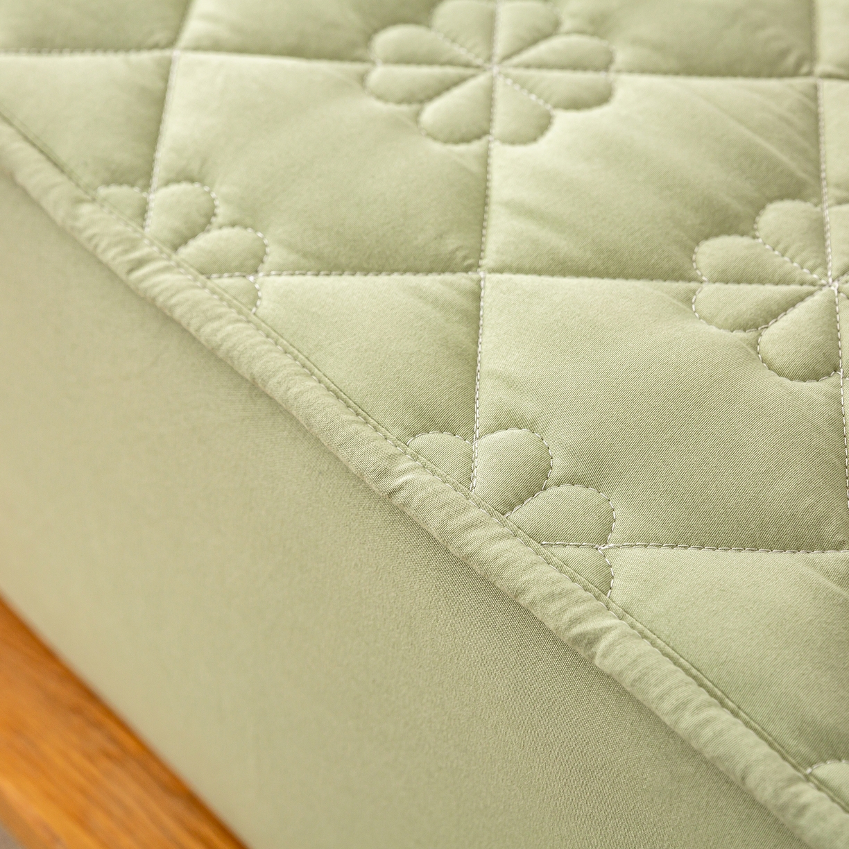 91家纺网 家纺一手货源 找家纺 恬澳家纺 2025新款简约亲肤夹棉床笠-四叶草 四叶草-豆绿