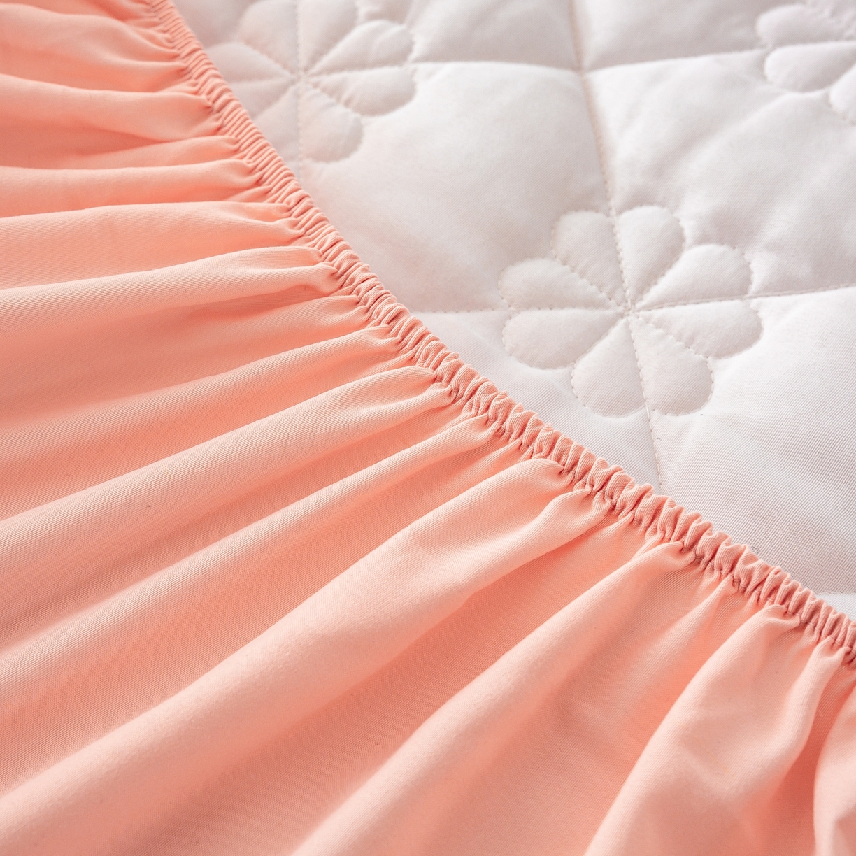 91家纺网 家纺一手货源 找家纺 恬澳家纺 2025新款简约亲肤夹棉床笠-四叶草 四叶草-粉玉