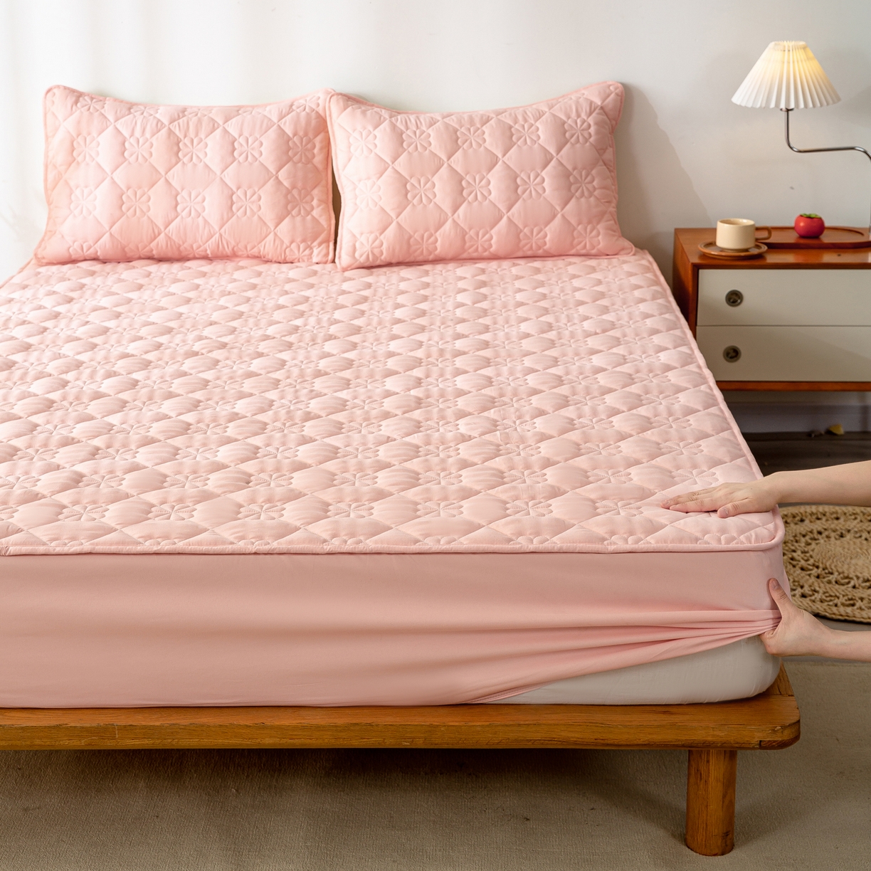 91家纺网 家纺一手货源 找家纺 恬澳家纺 2025新款简约亲肤夹棉床笠-四叶草 四叶草-粉玉