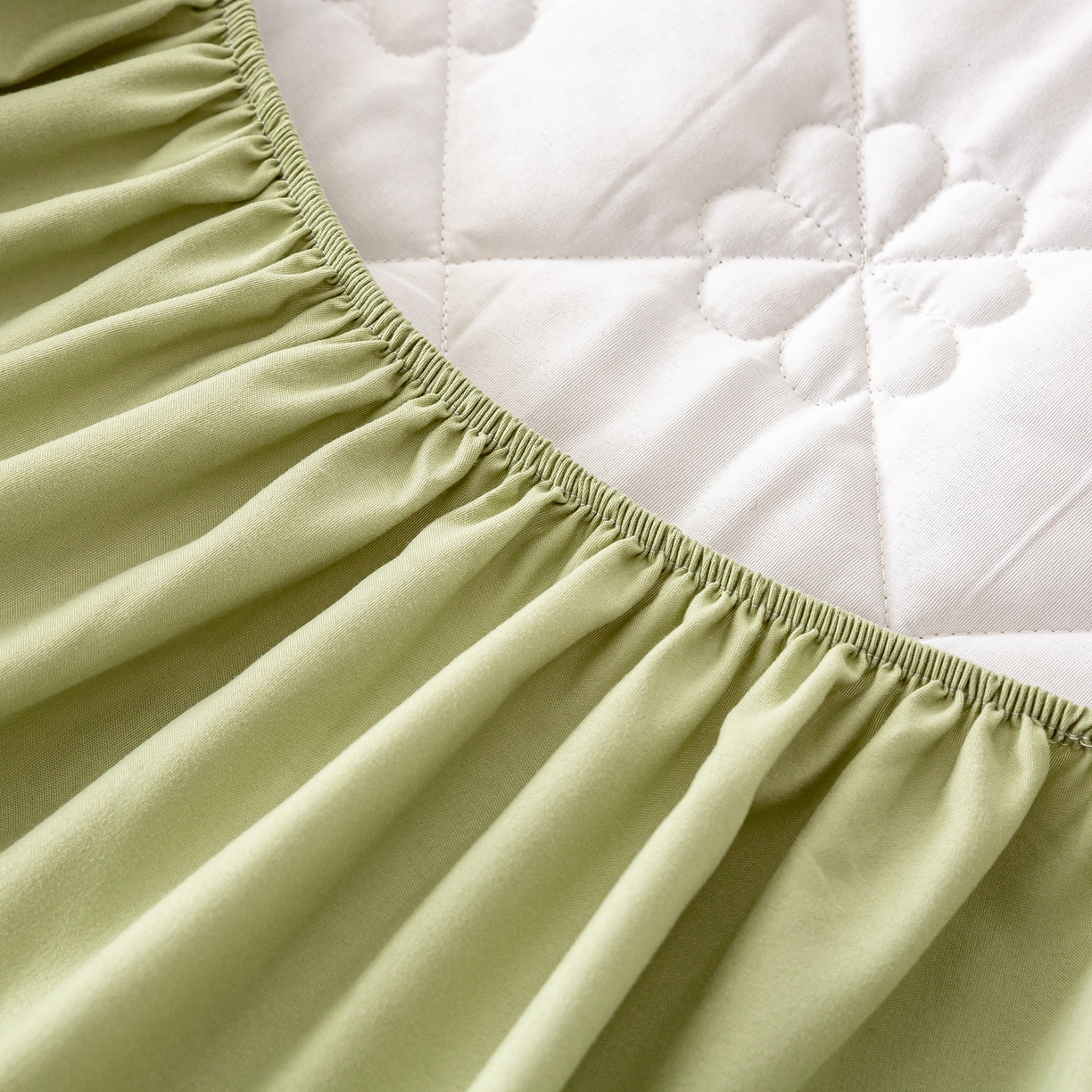 91家纺网 家纺一手货源 找家纺 恬澳家纺 2025新款简约亲肤夹棉床笠-四叶草 四叶草-豆绿