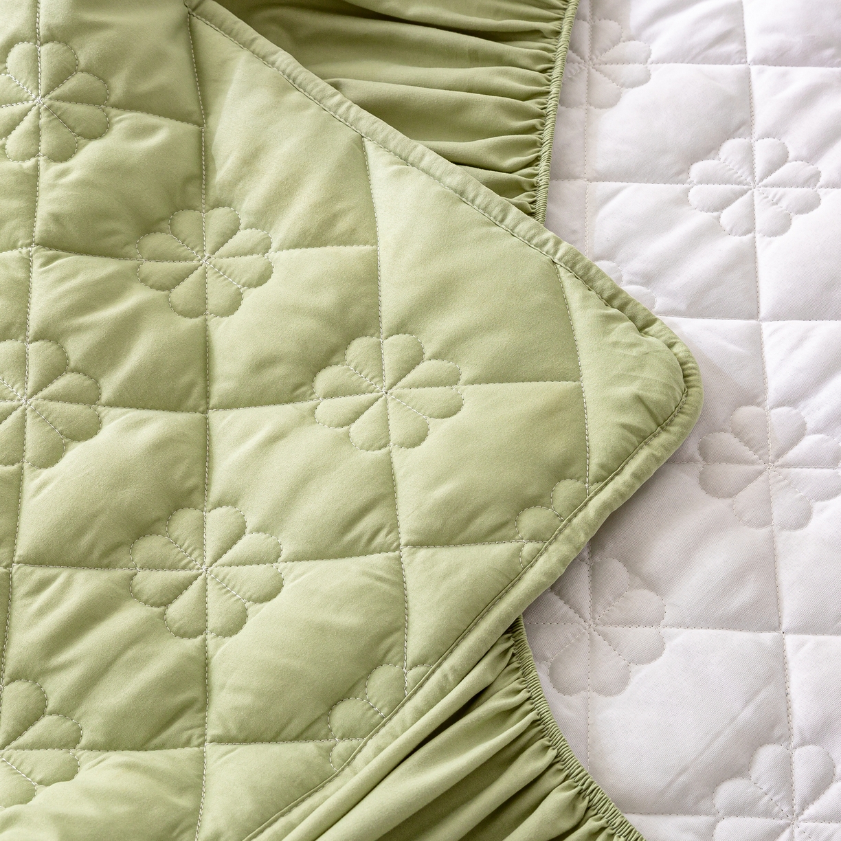 91家纺网 家纺一手货源 找家纺 恬澳家纺 2025新款简约亲肤夹棉床笠-四叶草 四叶草-豆绿