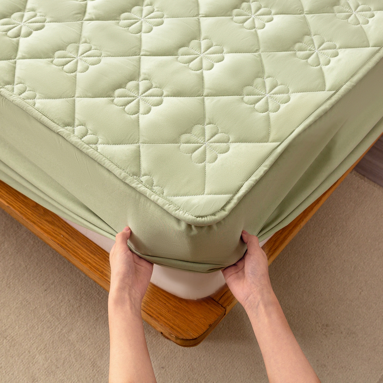 91家纺网 家纺一手货源 找家纺 恬澳家纺 2025新款简约亲肤夹棉床笠-四叶草 四叶草-豆绿