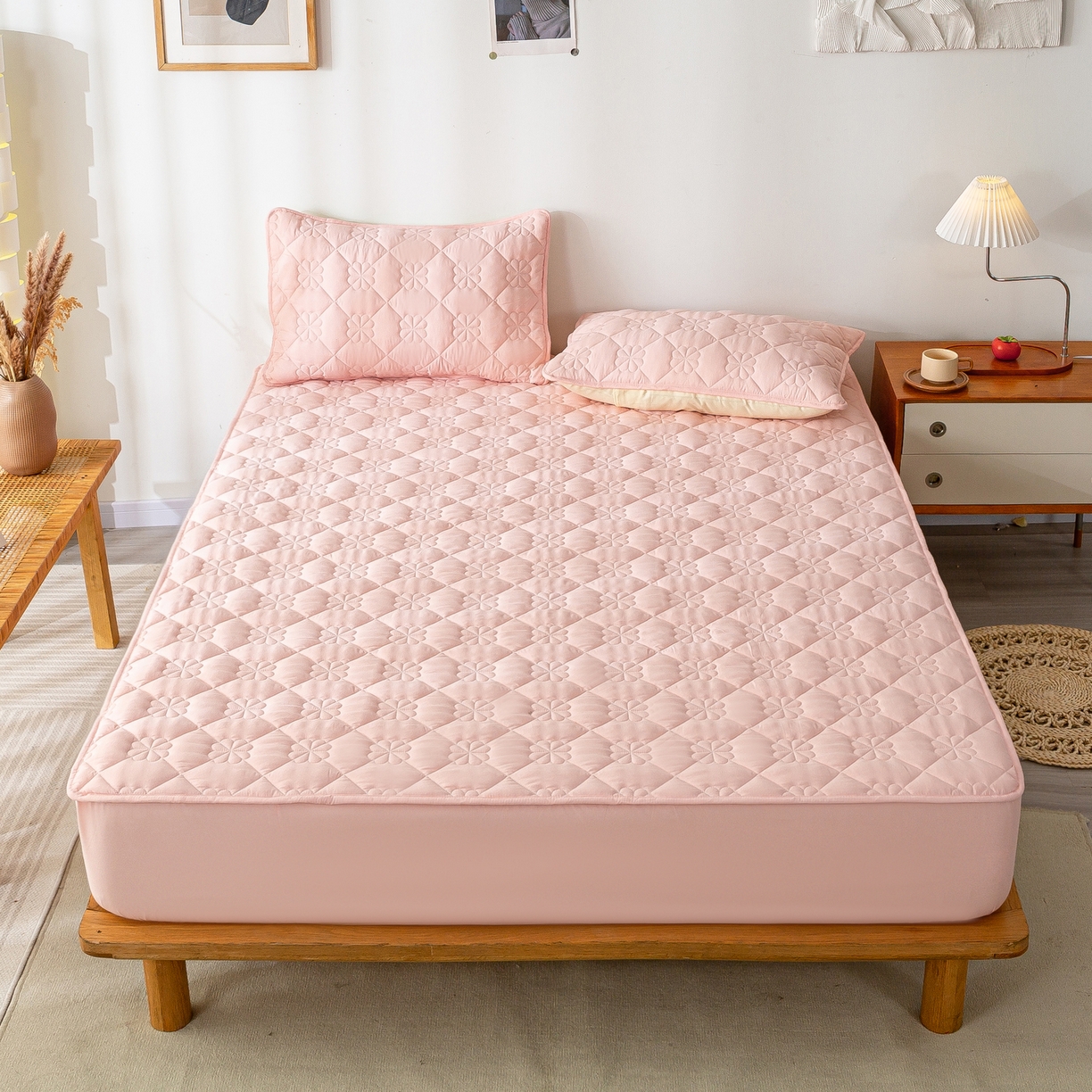 91家纺网 家纺一手货源 找家纺 恬澳家纺 2025新款简约亲肤夹棉床笠-四叶草 四叶草-粉玉