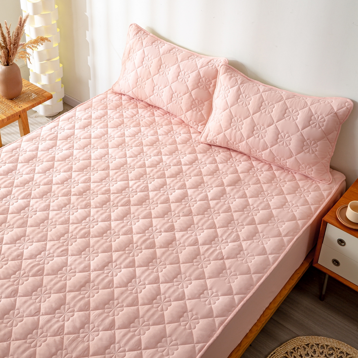 91家纺网 家纺一手货源 找家纺 恬澳家纺 2025新款简约亲肤夹棉床笠-四叶草 四叶草-粉玉