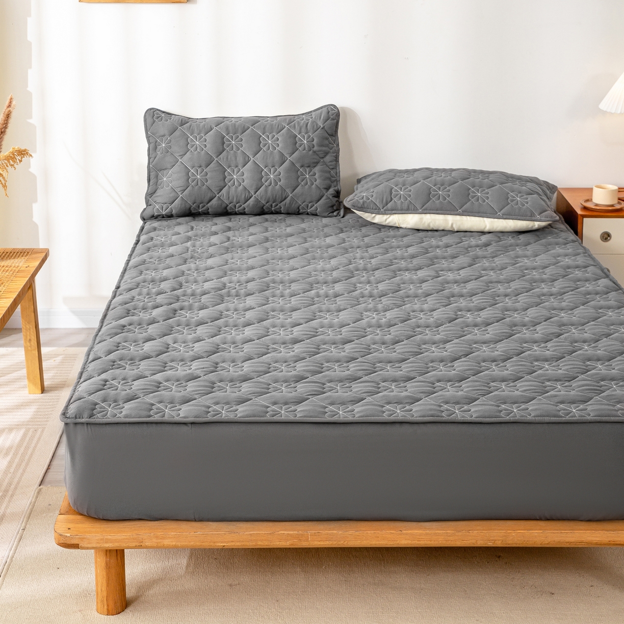 91家纺网 家纺一手货源 找家纺 恬澳家纺 2025新款简约亲肤夹棉床笠-四叶草 四叶草-深灰