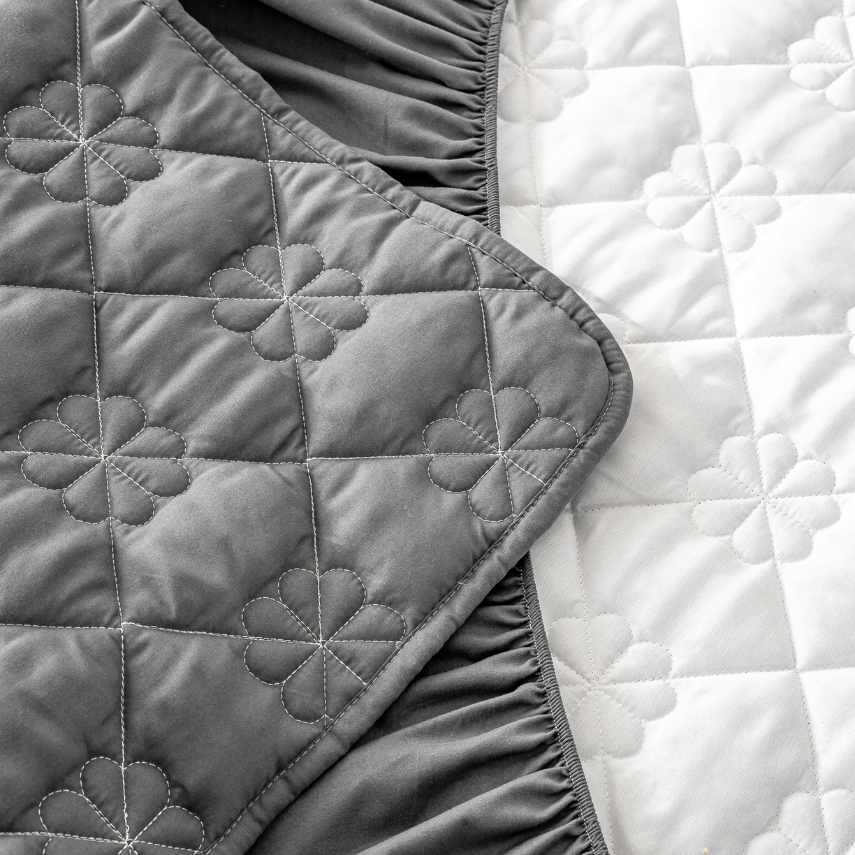 91家纺网 家纺一手货源 找家纺 恬澳家纺 2025新款简约亲肤夹棉床笠-四叶草 四叶草-深灰