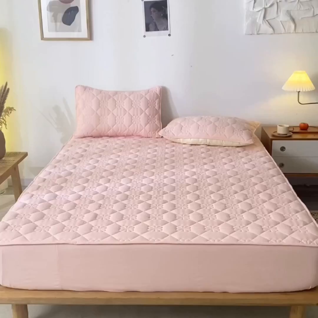 91家纺网 家纺一手货源 找家纺 恬澳家纺 2025新款简约亲肤夹棉床笠-四叶草 四叶草-粉玉