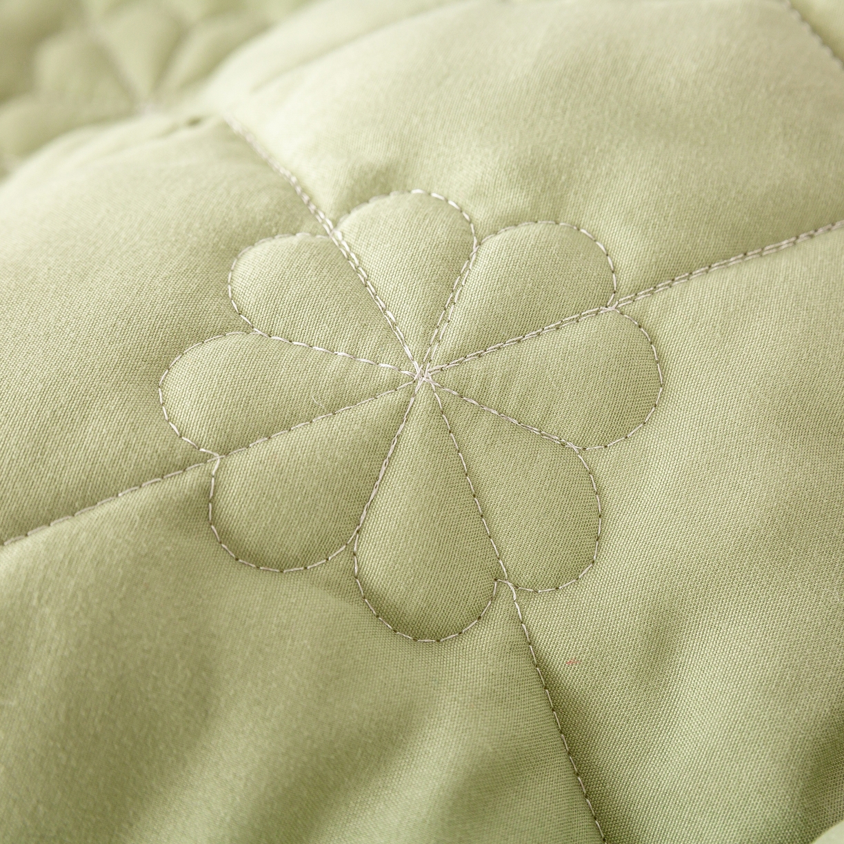 91家纺网 家纺一手货源 找家纺 恬澳家纺 2025新款简约亲肤夹棉床笠-四叶草 四叶草-豆绿