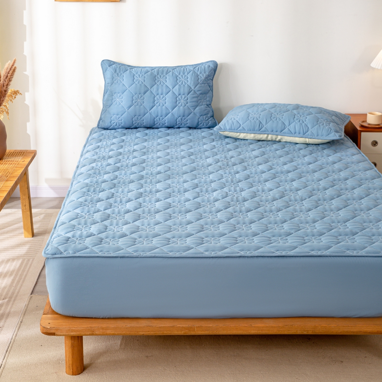 91家纺网 家纺一手货源 找家纺 恬澳家纺 2025新款简约亲肤夹棉床笠-四叶草 四叶草-湖蓝