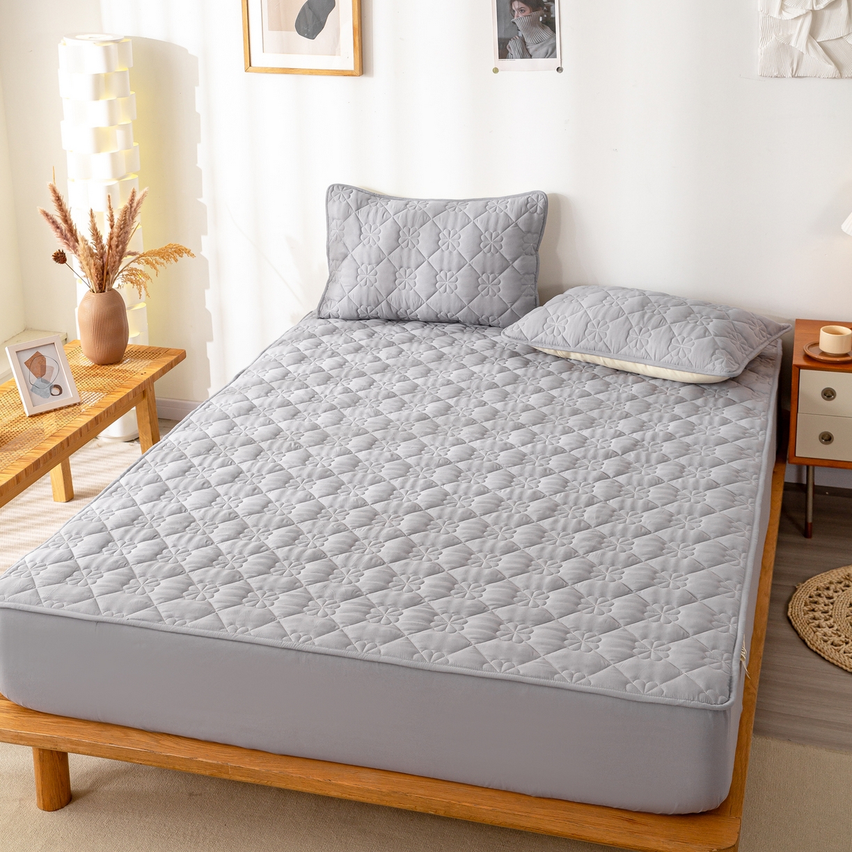 91家纺网 家纺一手货源 找家纺 恬澳家纺 2025新款简约亲肤夹棉床笠-四叶草 四叶草-浅灰