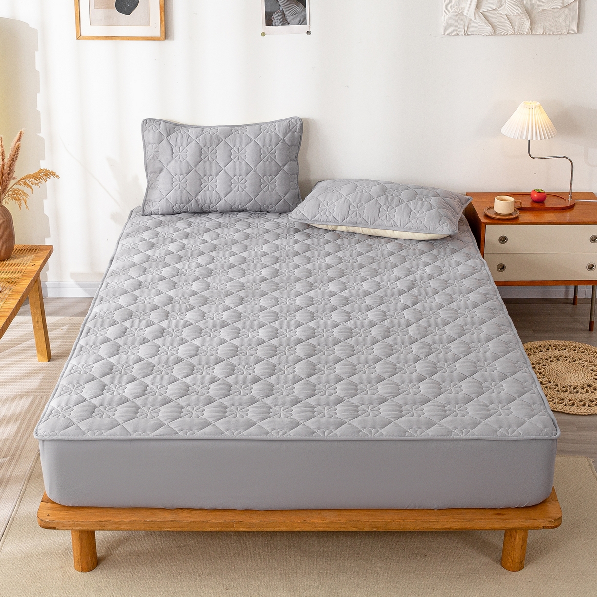 91家纺网 家纺一手货源 找家纺 恬澳家纺 2025新款简约亲肤夹棉床笠-四叶草 四叶草-浅灰