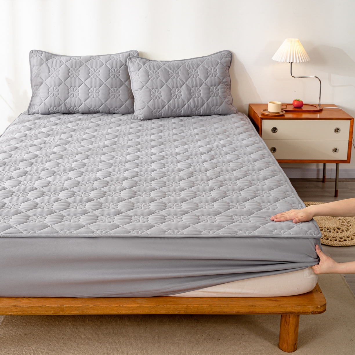 91家纺网 家纺一手货源 找家纺 恬澳家纺 2025新款简约亲肤夹棉床笠-四叶草 四叶草-浅灰