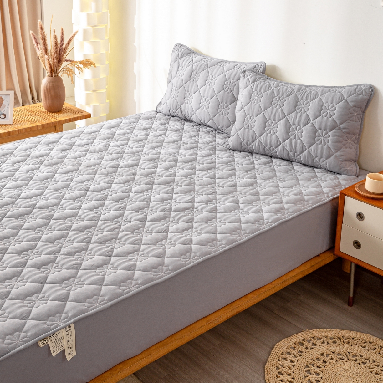 91家纺网 家纺一手货源 找家纺 恬澳家纺 2025新款简约亲肤夹棉床笠-四叶草 四叶草-浅灰