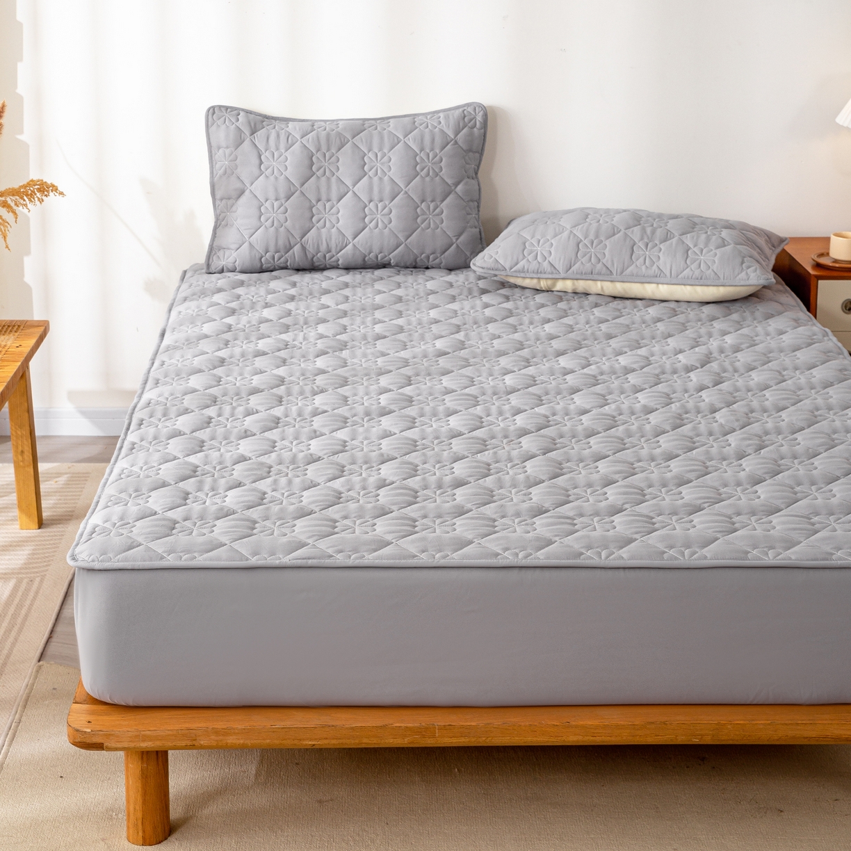 91家纺网 家纺一手货源 找家纺 恬澳家纺 2025新款简约亲肤夹棉床笠-四叶草 四叶草-浅灰