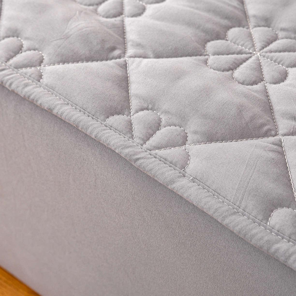 91家纺网 家纺一手货源 找家纺 恬澳家纺 2025新款简约亲肤夹棉床笠-四叶草 四叶草-浅灰