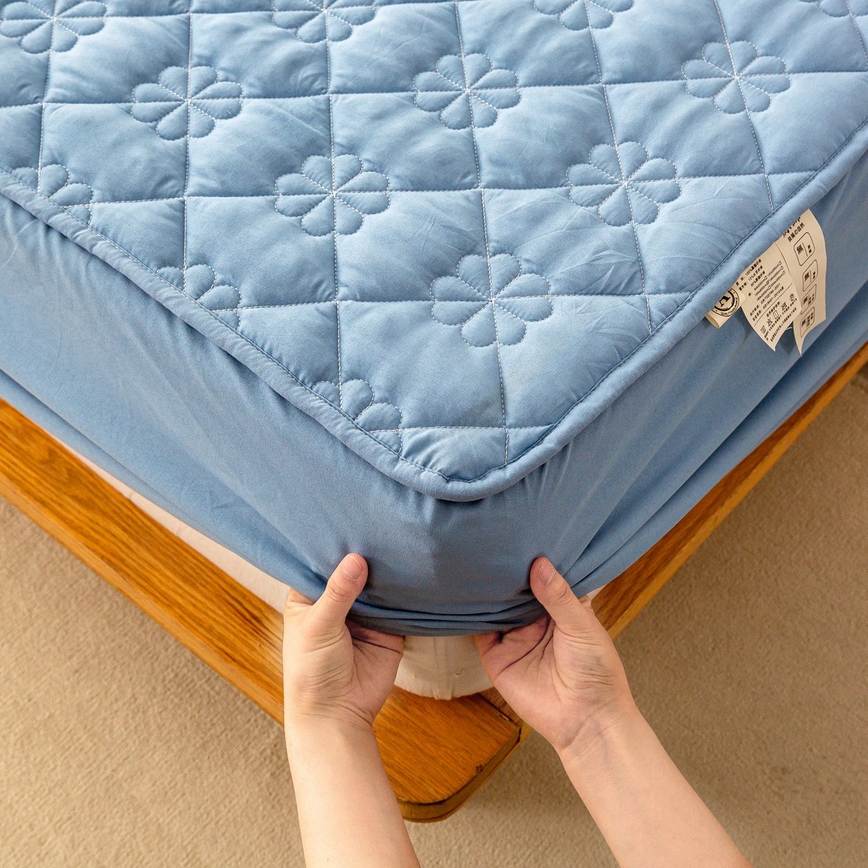 91家纺网 家纺一手货源 找家纺 恬澳家纺 2025新款简约亲肤夹棉床笠-四叶草 四叶草-湖蓝