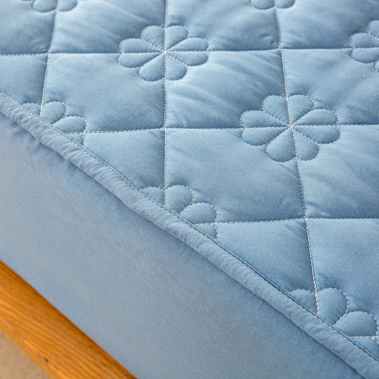 91家纺网 家纺一手货源 找家纺 恬澳家纺 2025新款简约亲肤夹棉床笠-四叶草 四叶草-湖蓝