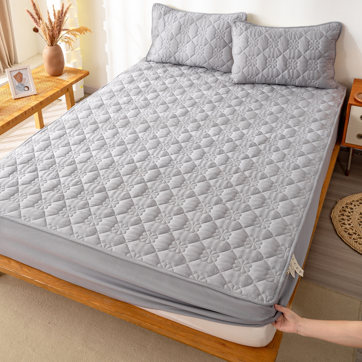 91家纺网 家纺一手货源 找家纺 恬澳家纺 2025新款简约亲肤夹棉床笠-四叶草 四叶草-浅灰