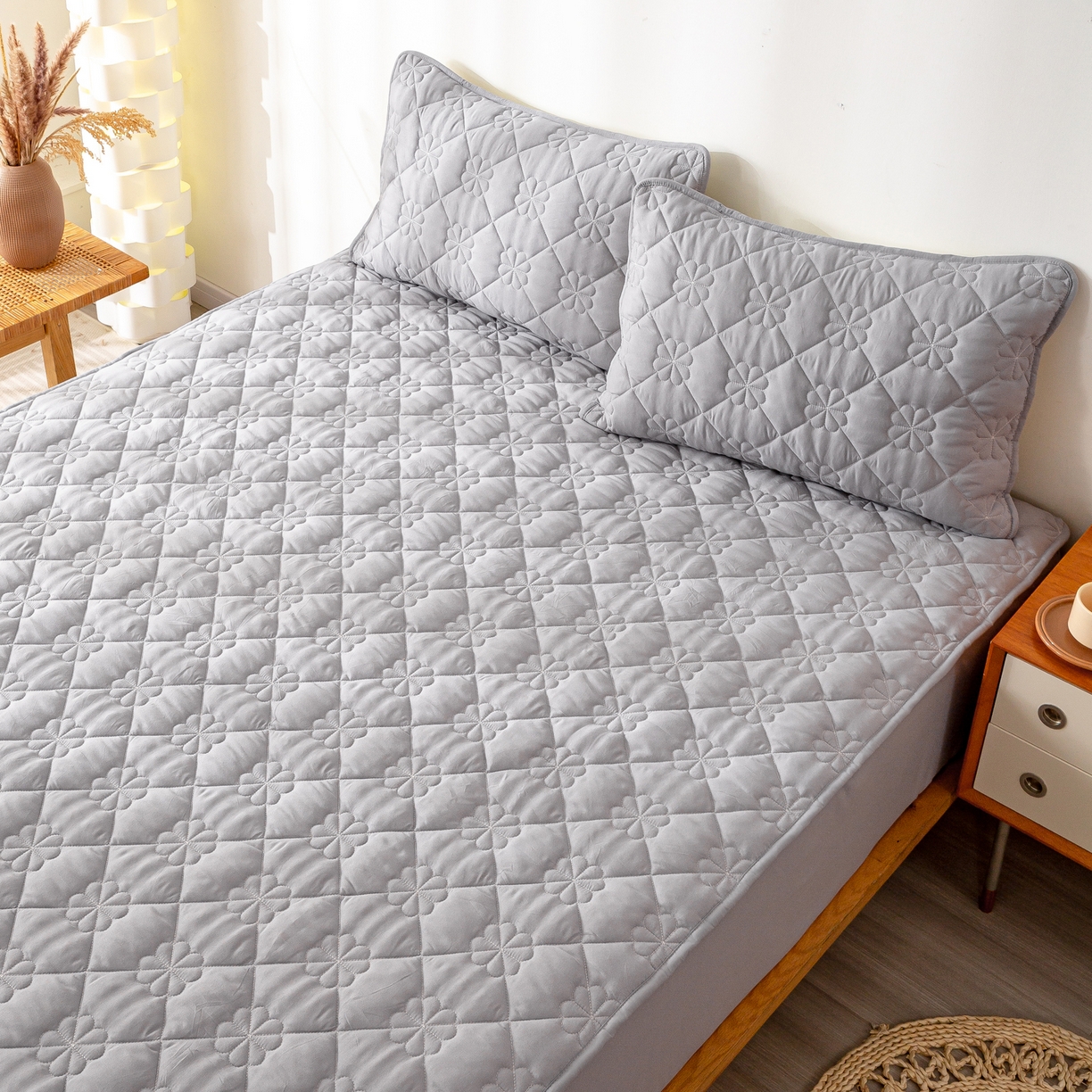 91家纺网 家纺一手货源 找家纺 恬澳家纺 2025新款简约亲肤夹棉床笠-四叶草 四叶草-浅灰