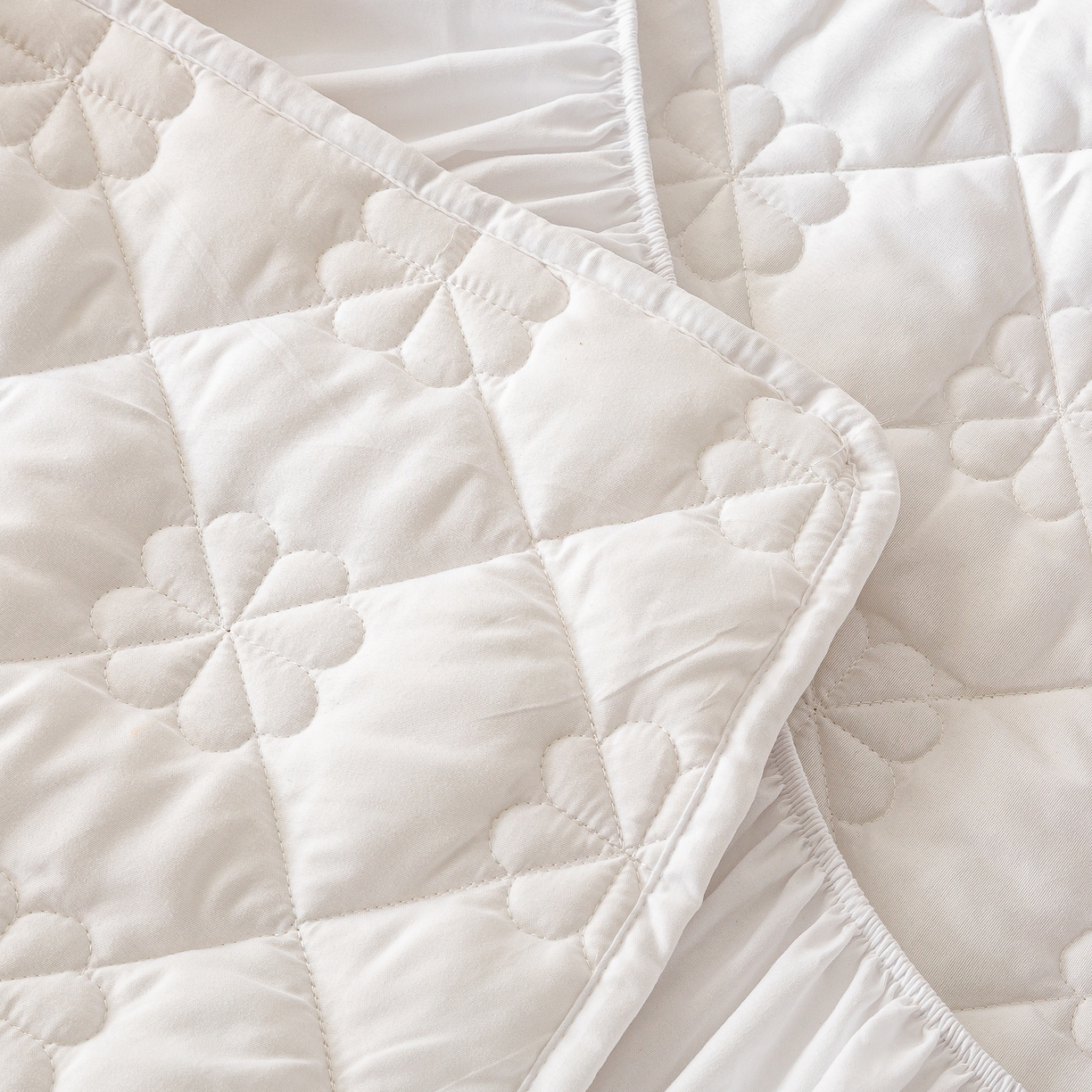 91家纺网 家纺一手货源 找家纺 恬澳家纺 2025新款简约亲肤夹棉床笠-四叶草 四叶草-本白