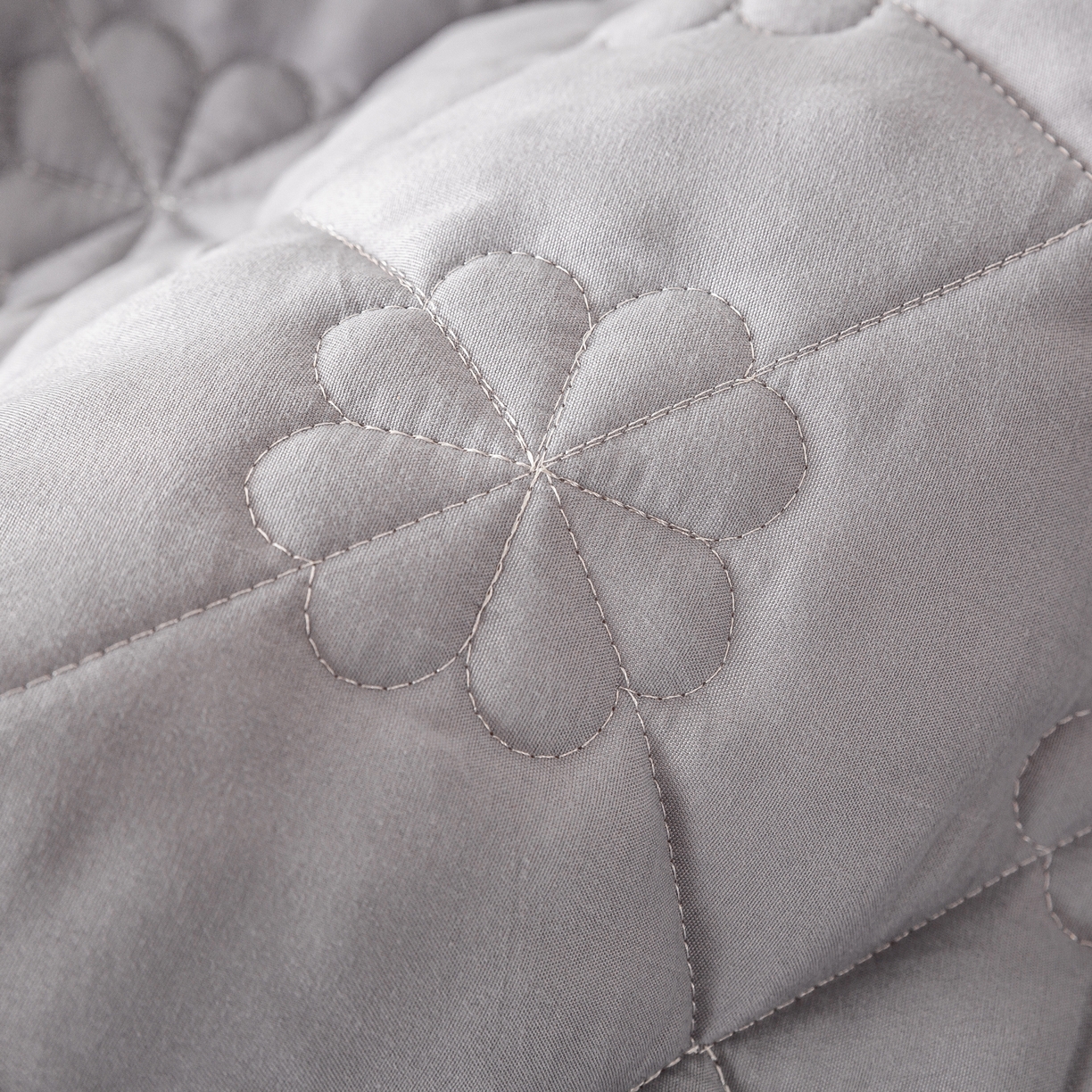 91家纺网 家纺一手货源 找家纺 恬澳家纺 2025新款简约亲肤夹棉床笠-四叶草 四叶草-浅灰