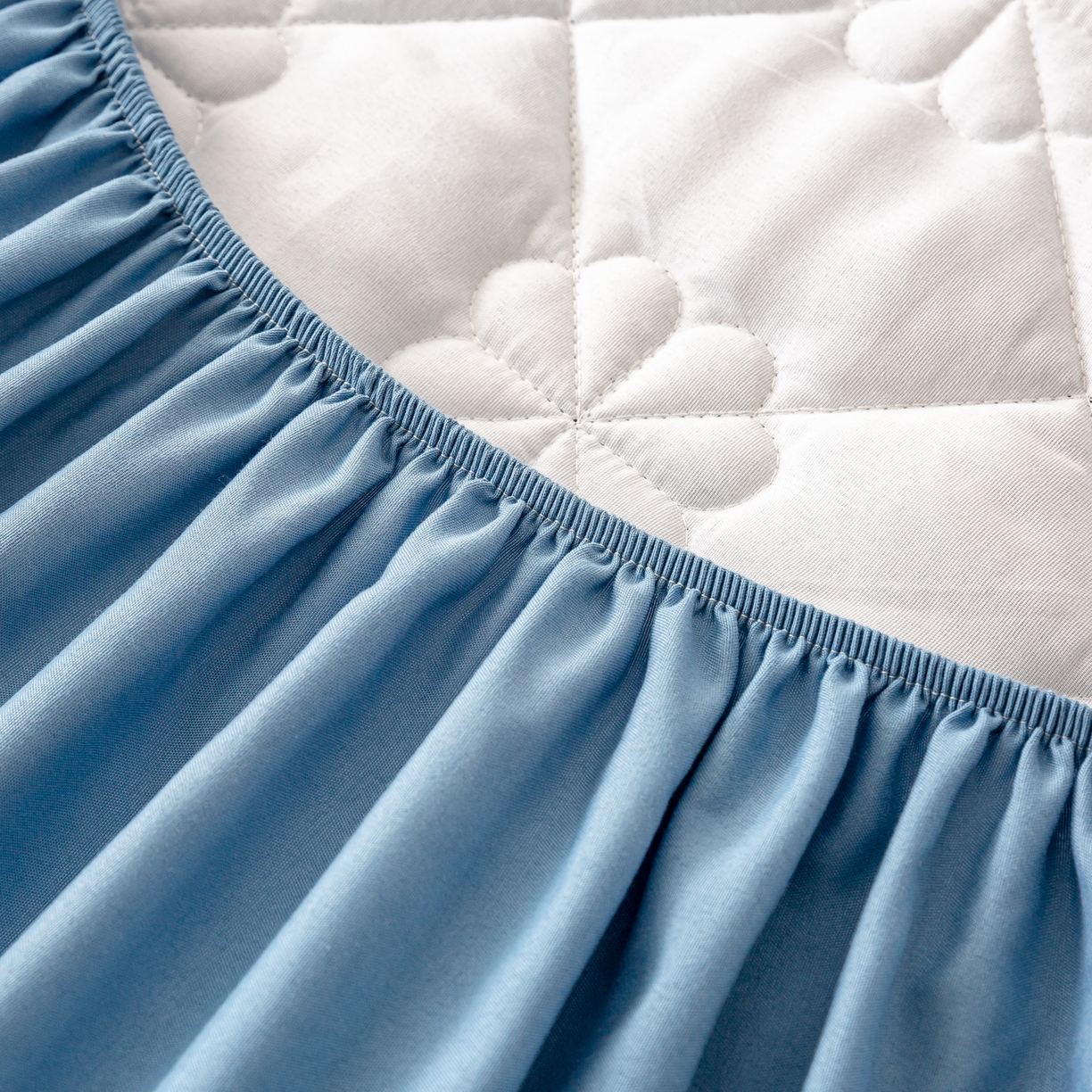 91家纺网 家纺一手货源 找家纺 恬澳家纺 2025新款简约亲肤夹棉床笠-四叶草 四叶草-湖蓝