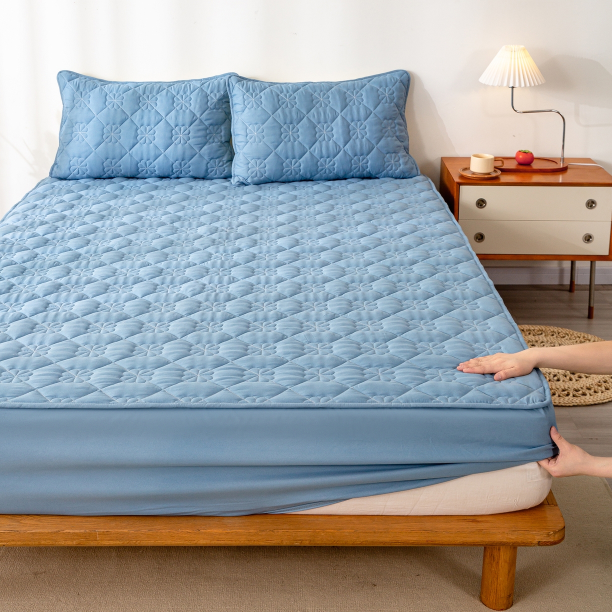 91家纺网 家纺一手货源 找家纺 恬澳家纺 2025新款简约亲肤夹棉床笠-四叶草 四叶草-湖蓝