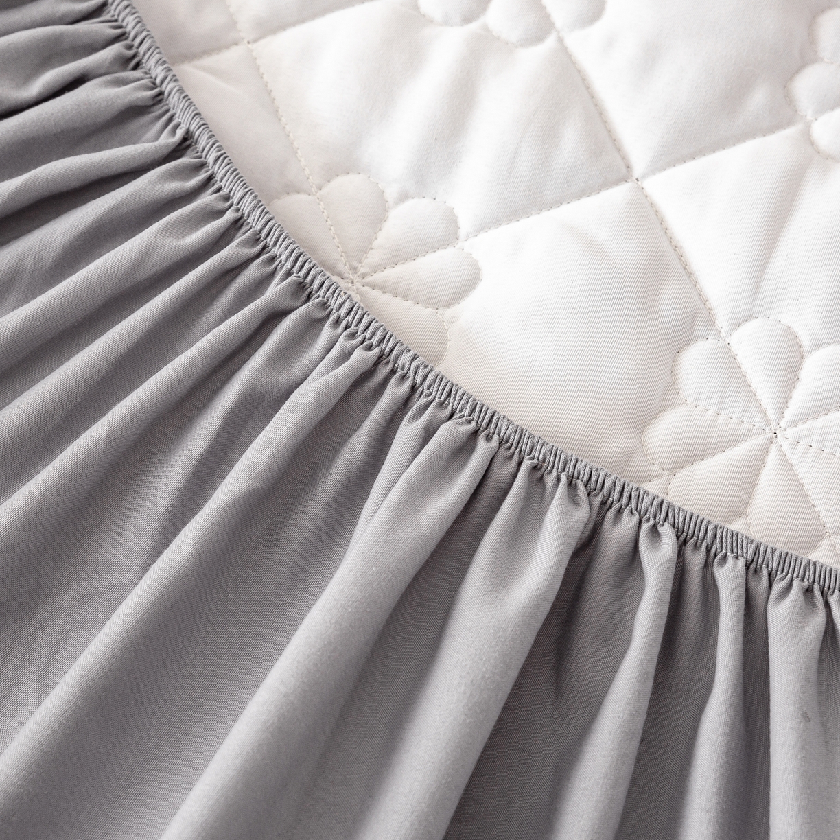 91家纺网 家纺一手货源 找家纺 恬澳家纺 2025新款简约亲肤夹棉床笠-四叶草 四叶草-浅灰