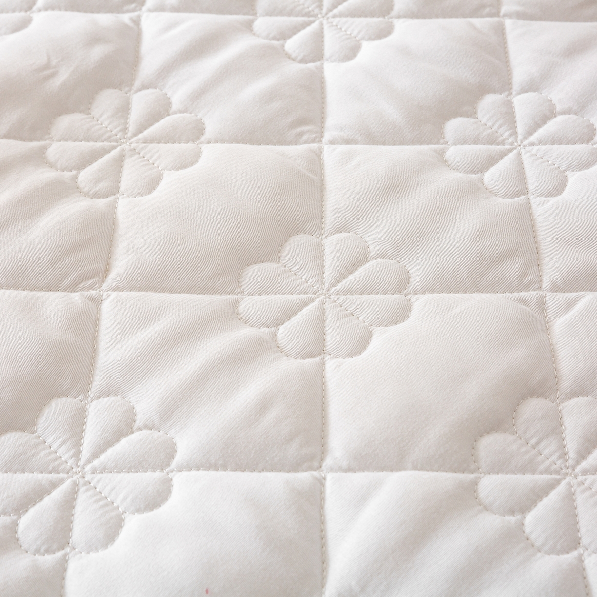 91家纺网 家纺一手货源 找家纺 恬澳家纺 2025新款简约亲肤夹棉床笠-四叶草 四叶草-本白