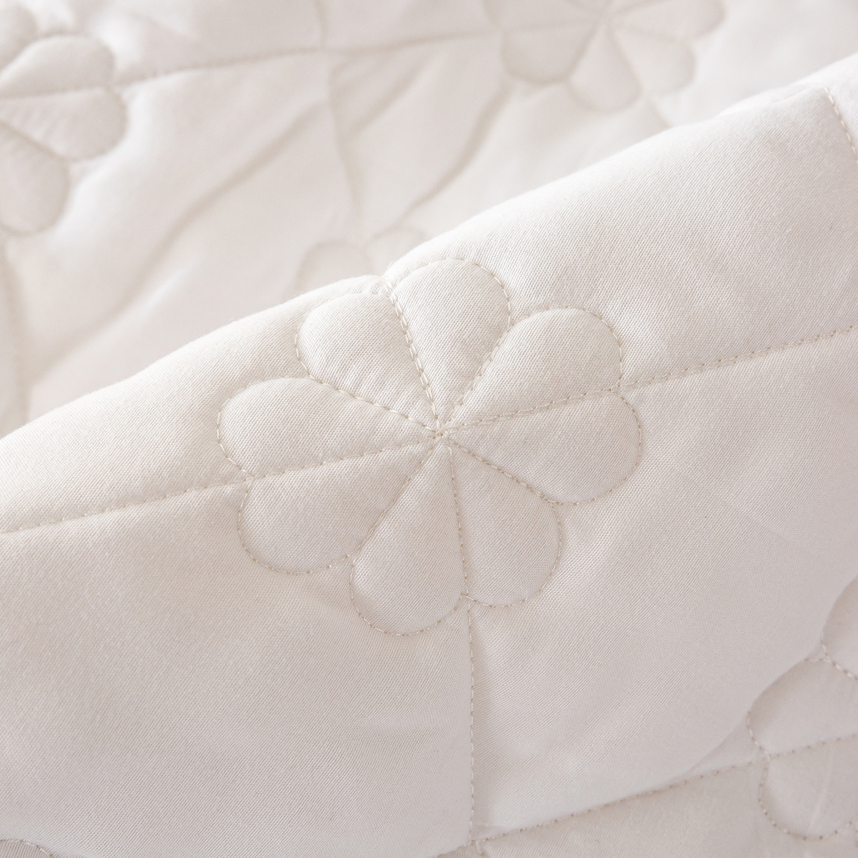 91家纺网 家纺一手货源 找家纺 恬澳家纺 2025新款简约亲肤夹棉床笠-四叶草 四叶草-本白