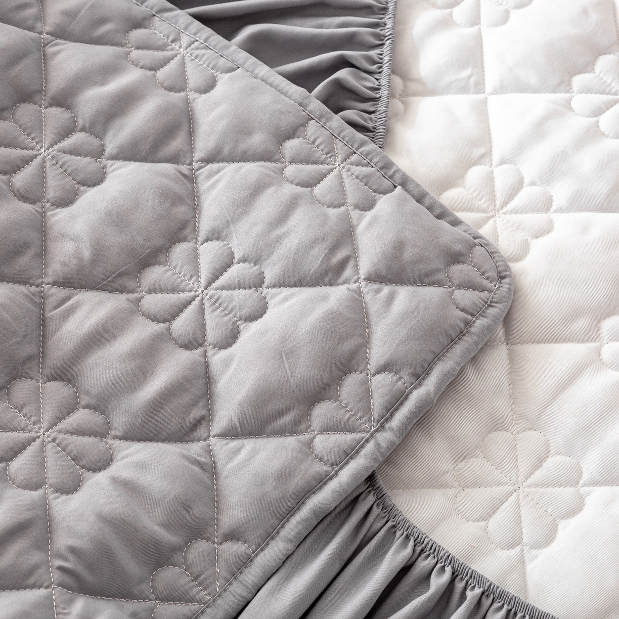 91家纺网 家纺一手货源 找家纺 恬澳家纺 2025新款简约亲肤夹棉床笠-四叶草 四叶草-浅灰