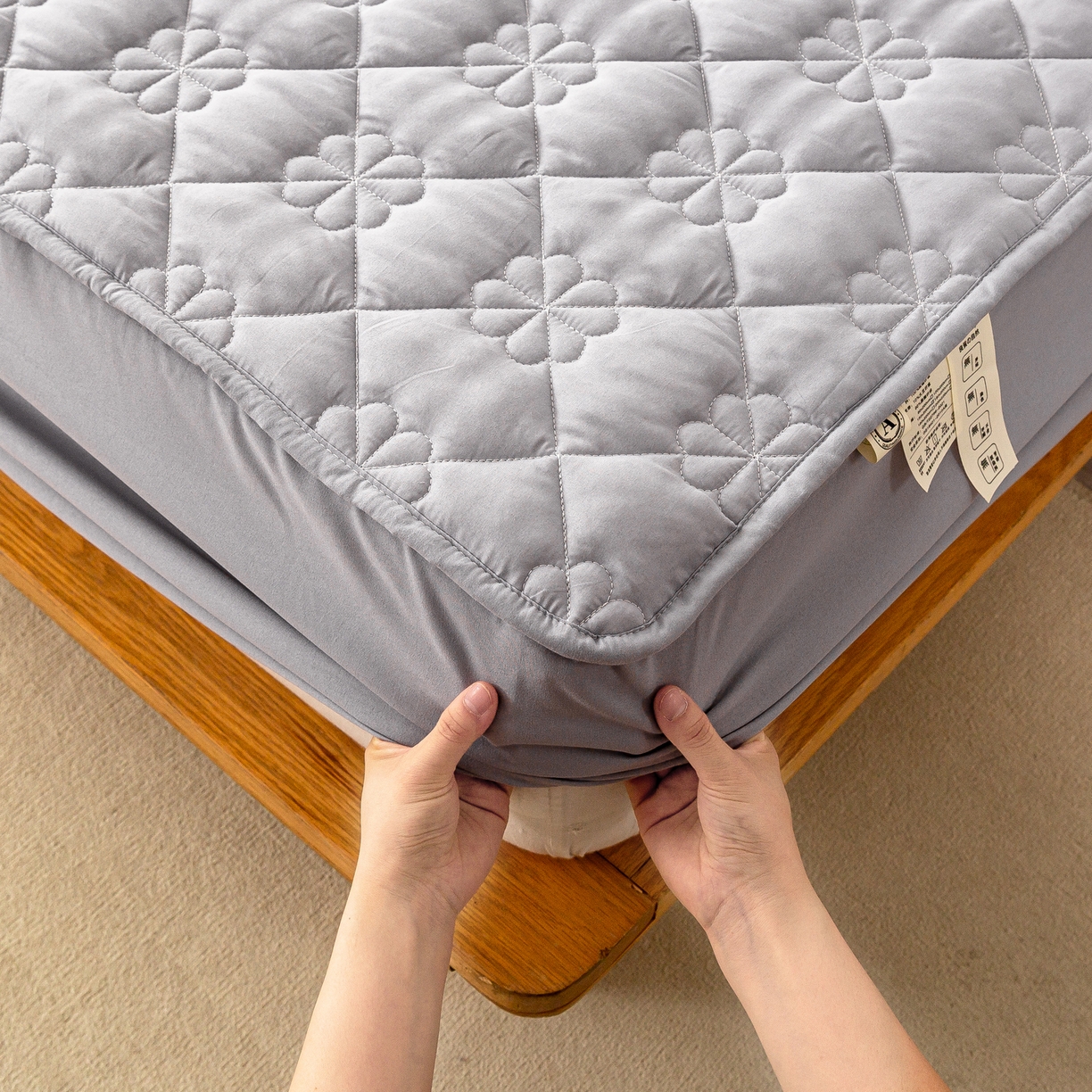 91家纺网 家纺一手货源 找家纺 恬澳家纺 2025新款简约亲肤夹棉床笠-四叶草 四叶草-浅灰