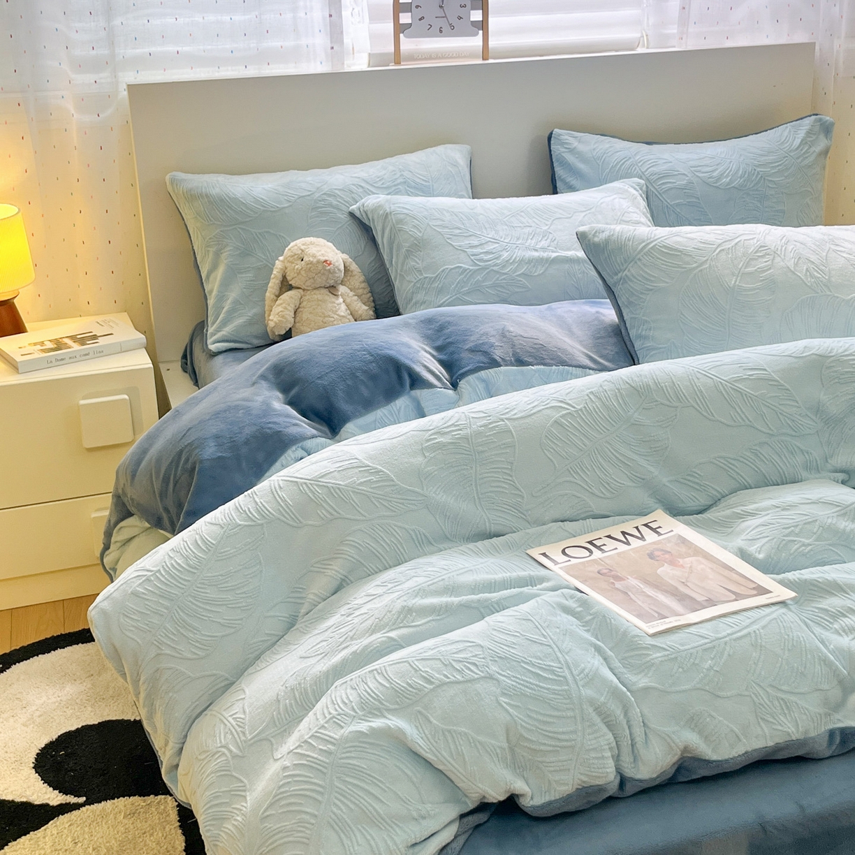 91家纺网 家纺一手货源 找家纺 如一 2025新款3D雕花牛奶绒四件套 芭蕉叶-蓝